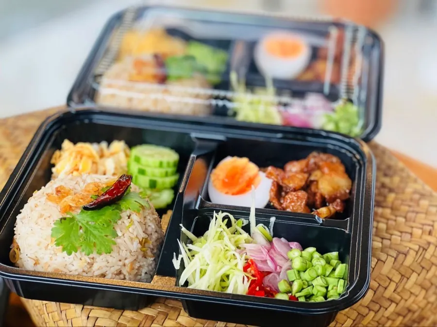 ข้าวกล่องแบบแบ่งช่อง มีข้าวสวย กับข้าว ผักสด และไข่ต้ม
